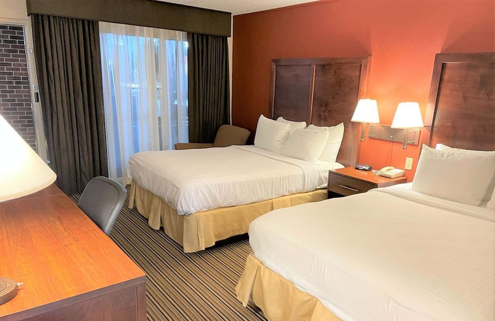 Crossroads Hotel and Event Center - photo 11
