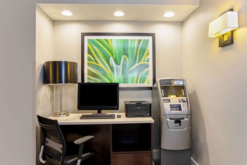 La Quinta Inn & Suites by Wyndham Orlando Airport - photo 79
