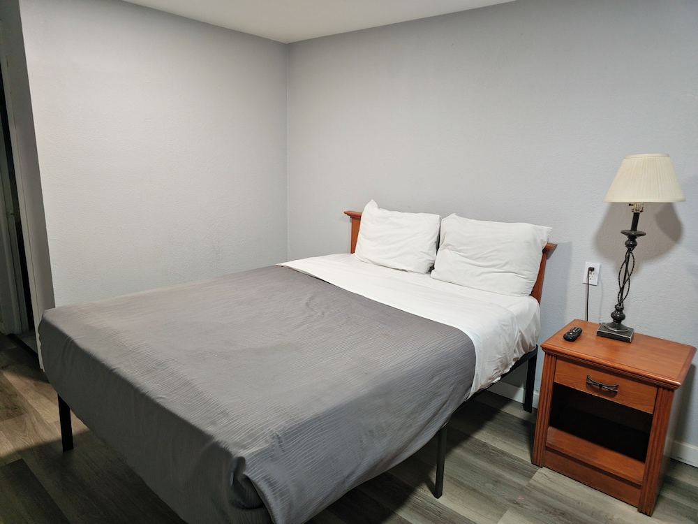 The L Motel - photo 12