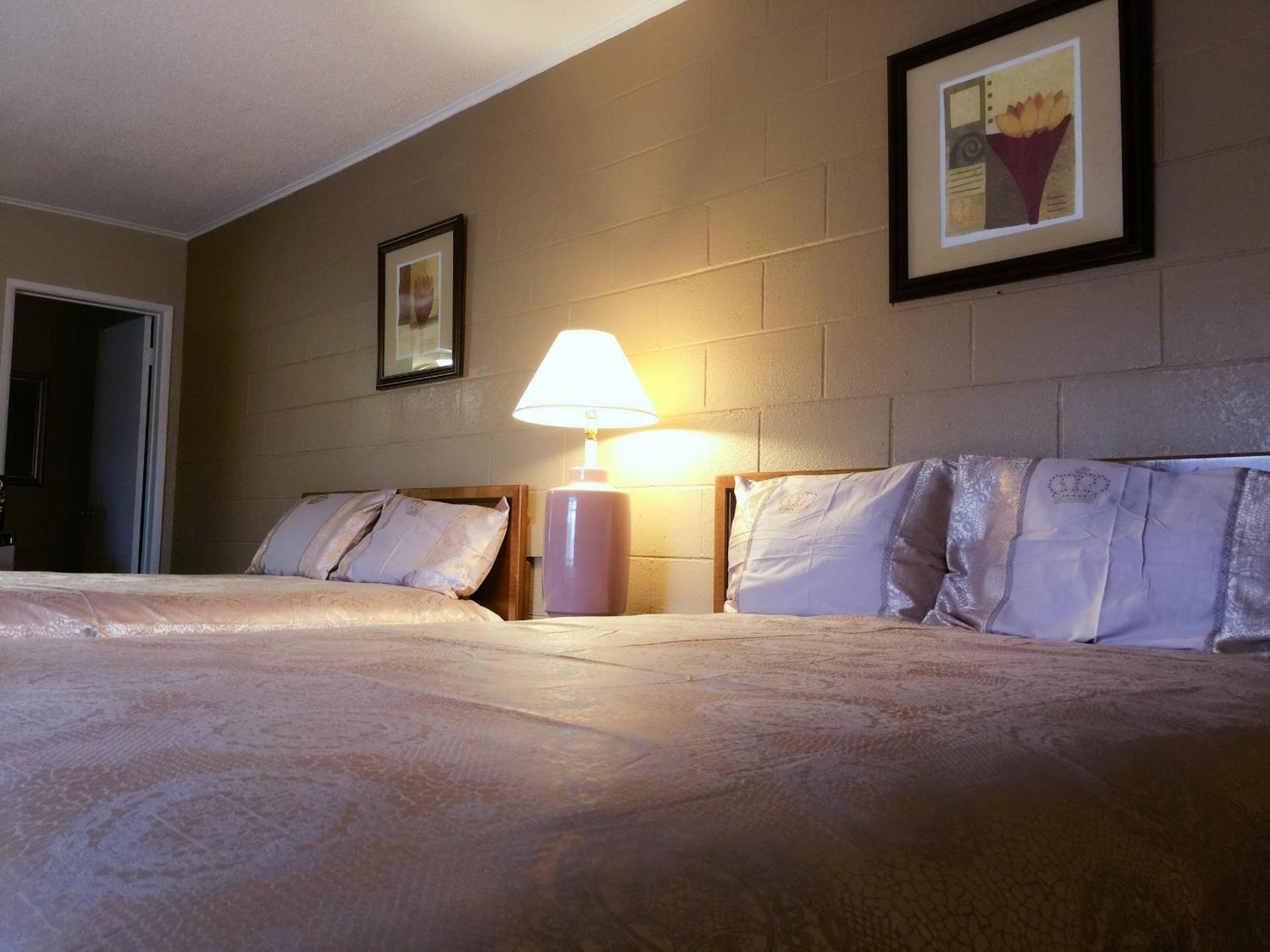 Royal Inn and Suites - photo 10