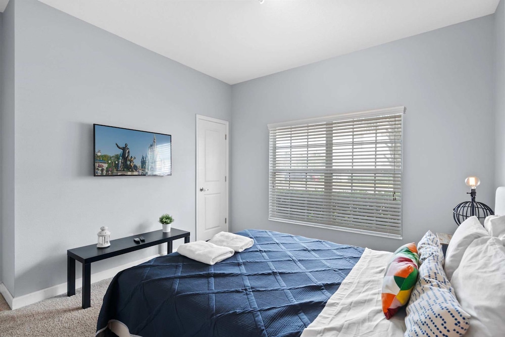 Spacious 4BR Townhome With Pool at Storey Lake - photo 8