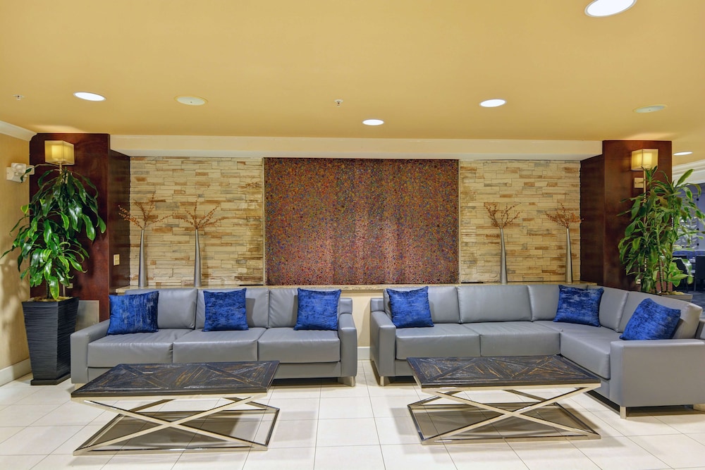 Embassy Suites by Hilton Valencia - photo 4