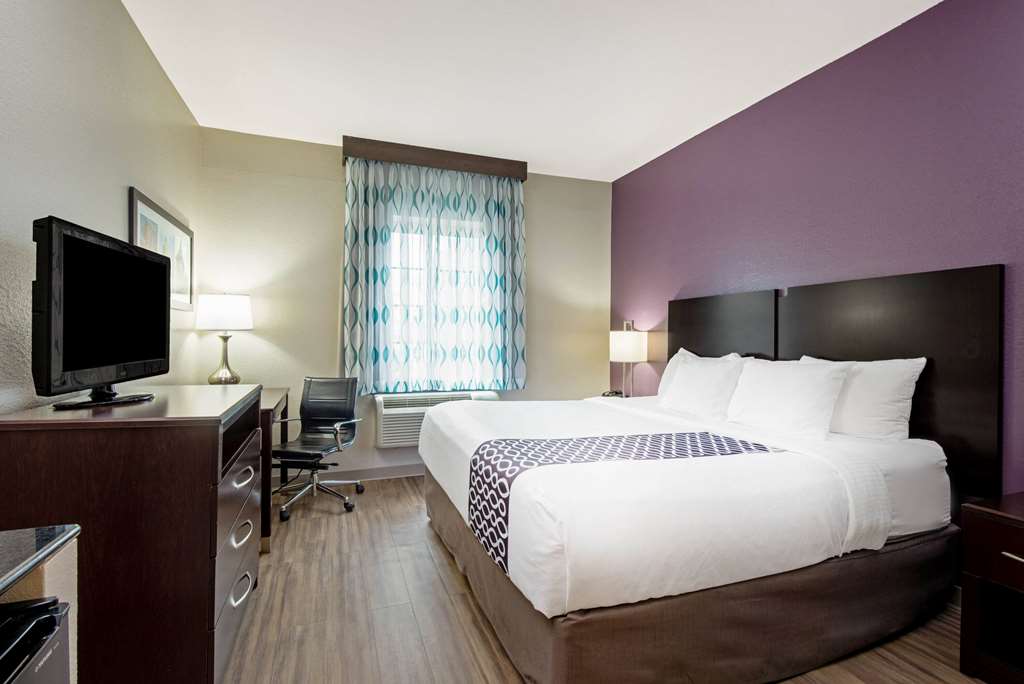 La Quinta Inn & Suites by Wyndham New Cumberland Harrisburg - photo 12