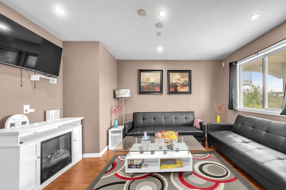 52 3 Bed Suite On Lake Central Ac By Airport — 4-Star Luxury Hotel in Calgary, Canada