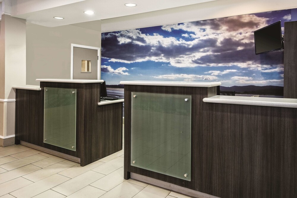 La Quinta Inn & Suites by Wyndham Houston Rosenberg - photo 3
