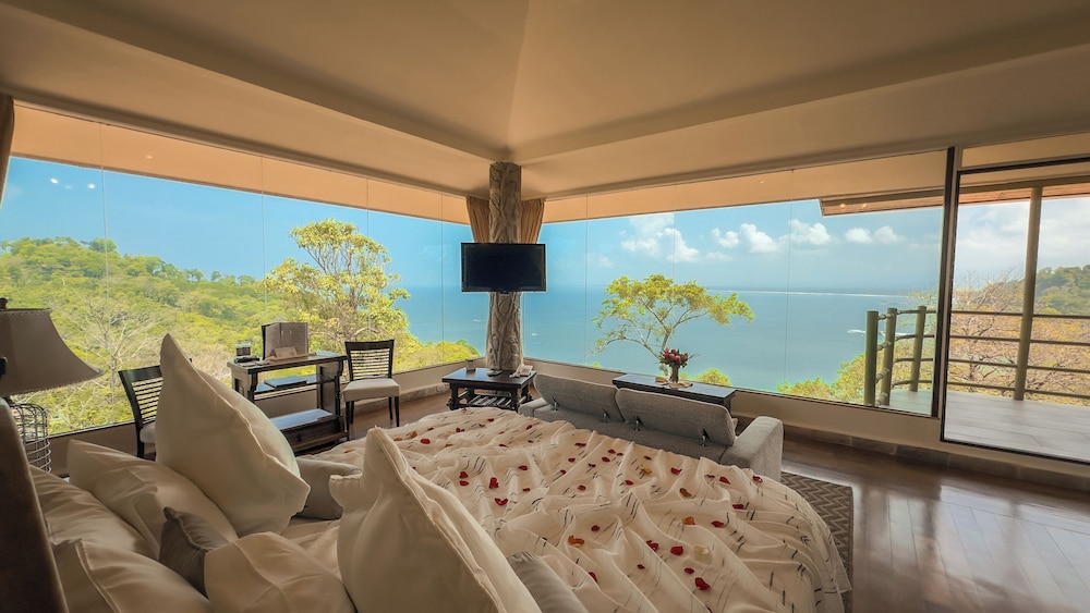 Ocean View Penthouses by Issimo Adults Only — hotel in Quepos