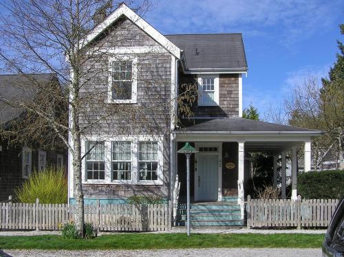 Cedarwood by Seabrook Hospitality in Huntington Beach, United States