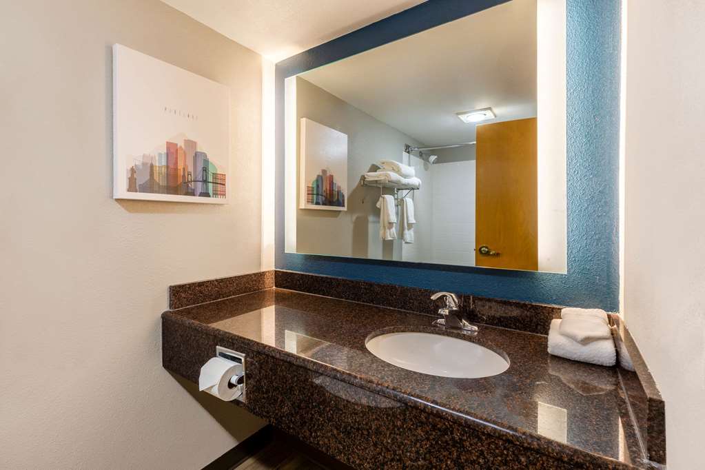 La Quinta Inn & Suites by Wyndham Vancouver - photo 18
