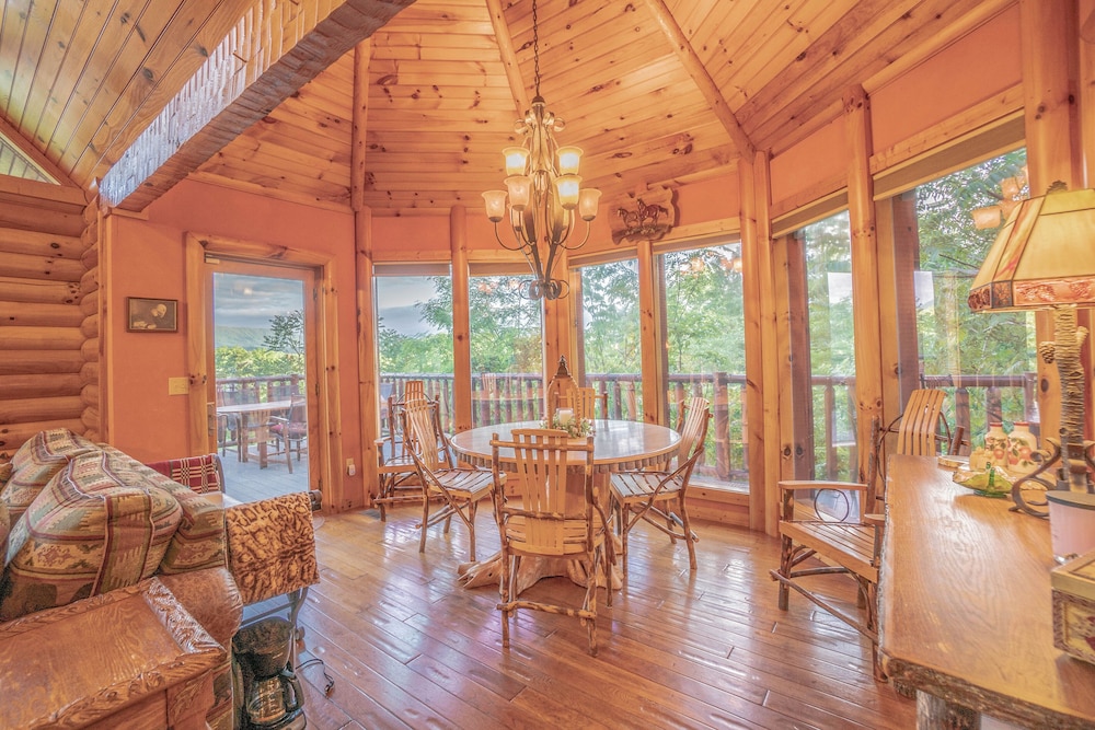 2 HOMES on Douglas Lake Smoke Rise Lodge & Barn — 4-Star Luxury Hotel in Dandridge, United States