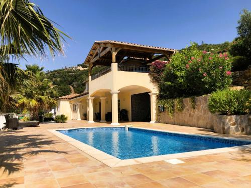 Villa Joya climatisée pour 8 personnes avec piscine et vue mer à La Londe Les Maures — 4-Star Luxury Hotel in La Londe-Les-Maures, France