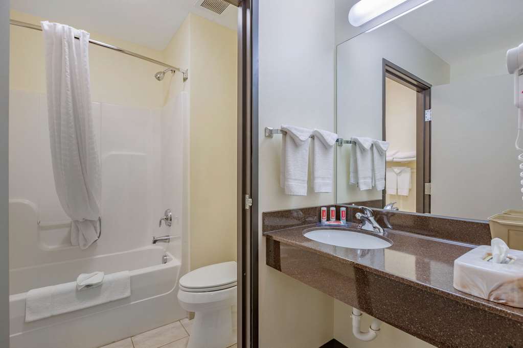 Econo Lodge Inn & Suites Des Moines Fairgrounds Area - photo 23