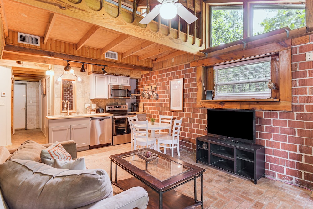 Riverfront Anglers Cabin In Fairhope With Deck 20780036 — Fairhope