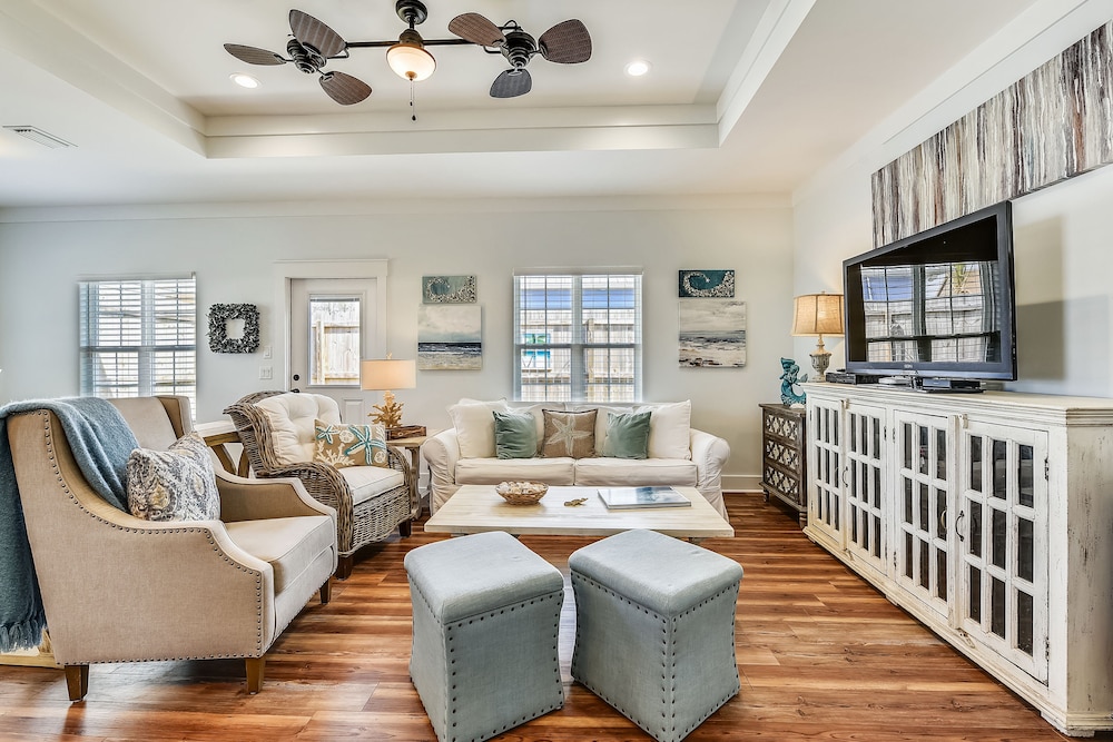 Sandy Feet Retreat by Book That Condo — 4-Star Luxury Hotel in Panama City Beach, United States