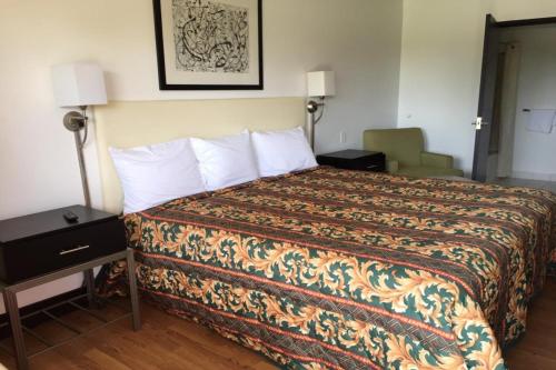 Economy Inn of Holland - photo 14