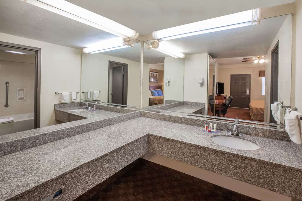 Days Inn & Suites by Wyndham Webster NASA ClearLake Houston - photo 16