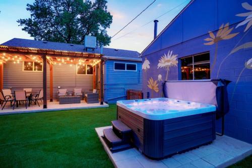 One of a Kind Home with HOT TUB Pool Table and Fire Pit 4 Miles to DT — 4-Star Luxury Hotel in Denver, United States