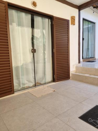 Cantinho para descansar à 200mts da praia. in Sao Sebastiao, Brasil