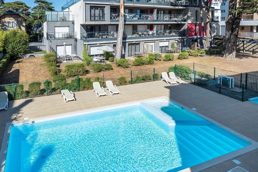 Résidence Prestige Odalys De La Plage — 4-Star Luxury Hotel in Pornichet, France