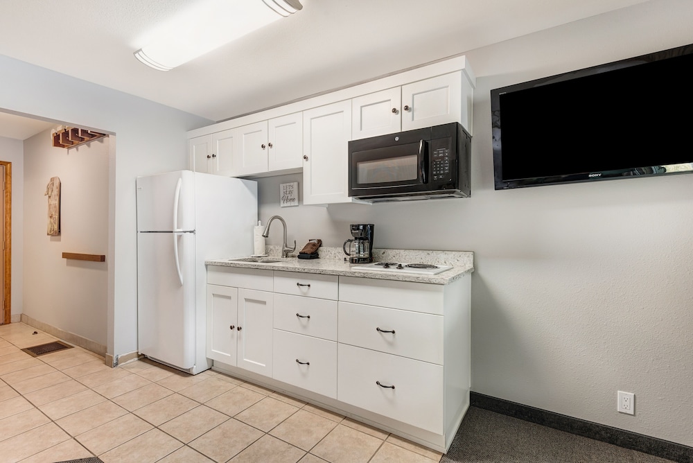 Bend Riverside Inn & Suites - photo 179