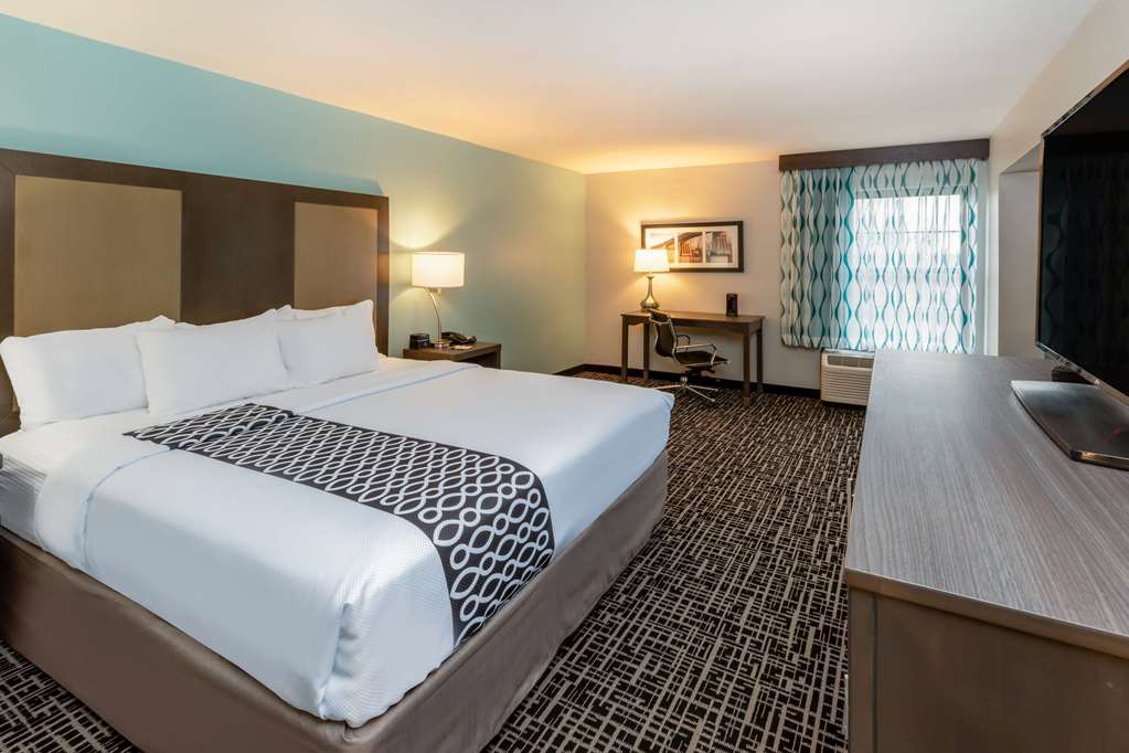 La Quinta Inn and Suites by Wyndham Jonesboro - photo 25
