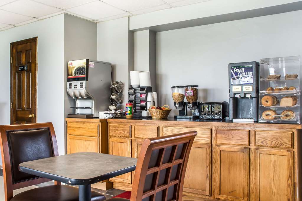 Econo Lodge Brockport - photo 23