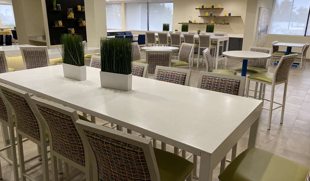 Hotel RL St. Louis Airport - photo 6