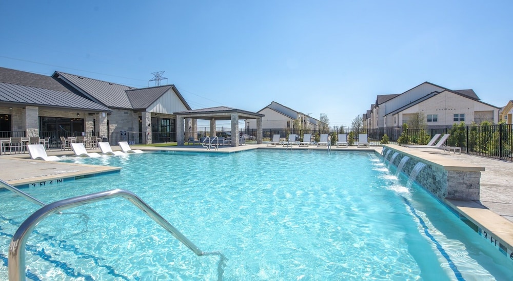 Landing Apartments Venus — 4-Star Luxury Hotel in Venus, United States