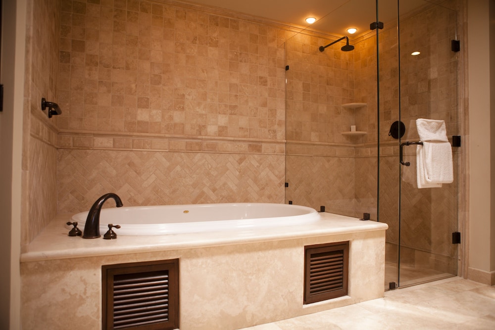 Deep soaking bathtub