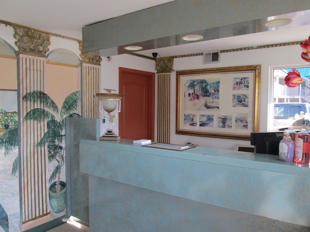 Delux Inn & Suites - photo 2