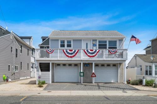 2 Houses Sleeps 10 2 Blocks To The Beach Boardwalk And Dinning — 4-Star Luxury Hotel in Seaside Heights, United States