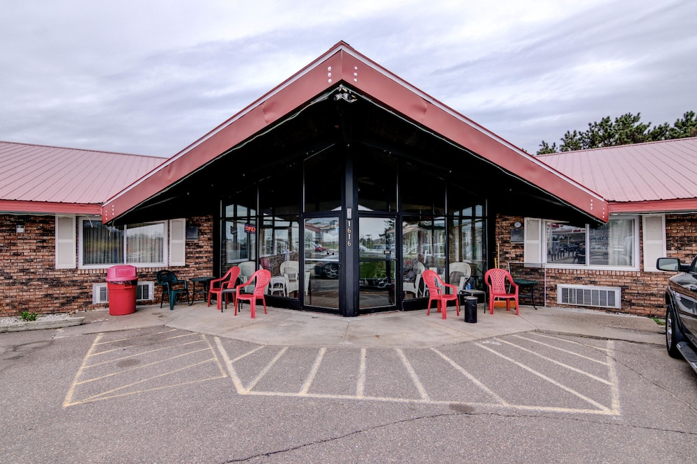 Bloomer Inn & Suites - photo 29