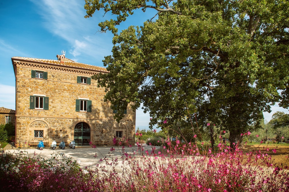 Villa Le Prata Residenza del Vescovo — 4-Star Luxury Hotel in Montalcino, Italy
