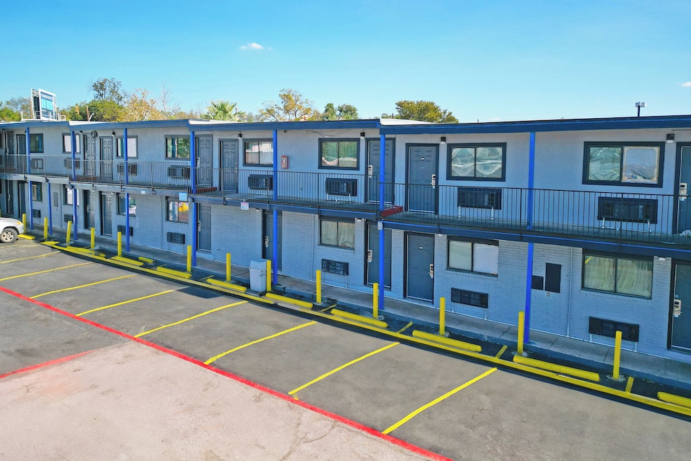 Super 7 Inn By OYO San Antonio NW Medical Center - photo 41