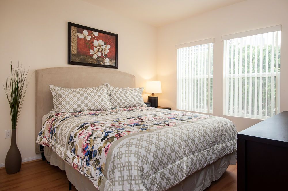 Sunshine Suites at 909 West Temple Street - photo 12