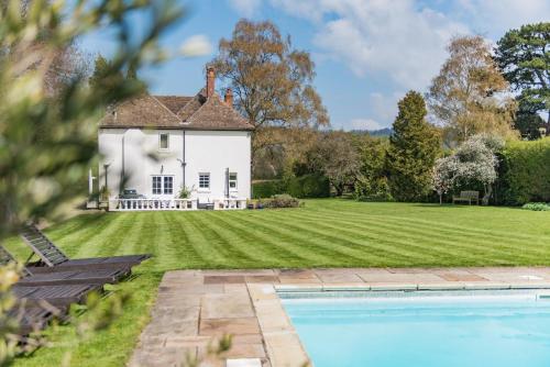 Burleigh House by Bloom Stays — 4-Star Luxury Hotel in Charing, United Kingdom