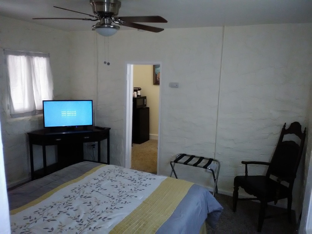 Shep's Miners Inn - photo 3