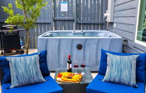 Modern 3BR 2 5BA Home Just Completed with Hot Tub — 4-Star Luxury Hotel in Houston, United States