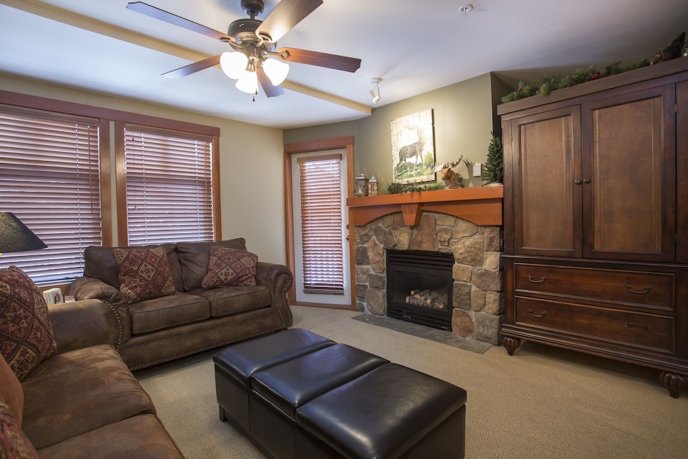 1310 One Bedroom Den Standard Eagle Springs West 1 Condo By Redawning 19639695 — Mount Carmel