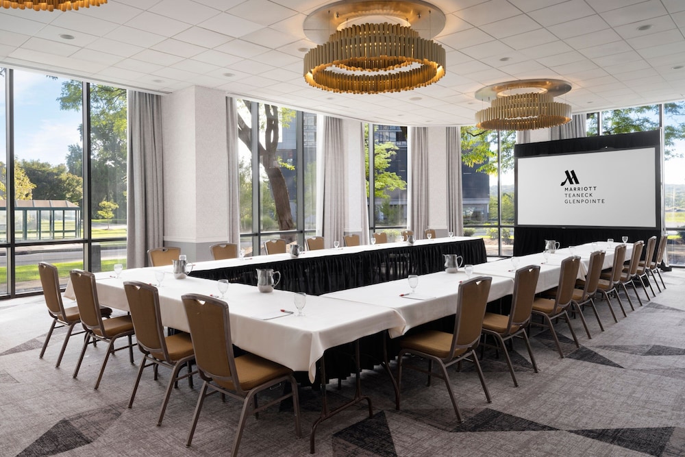 Teaneck Marriott at Glenpointe - photo 34
