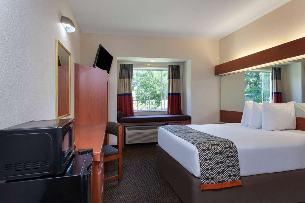 Microtel Inn & Suites by Wyndham Lady Lake The Villages - photo 10