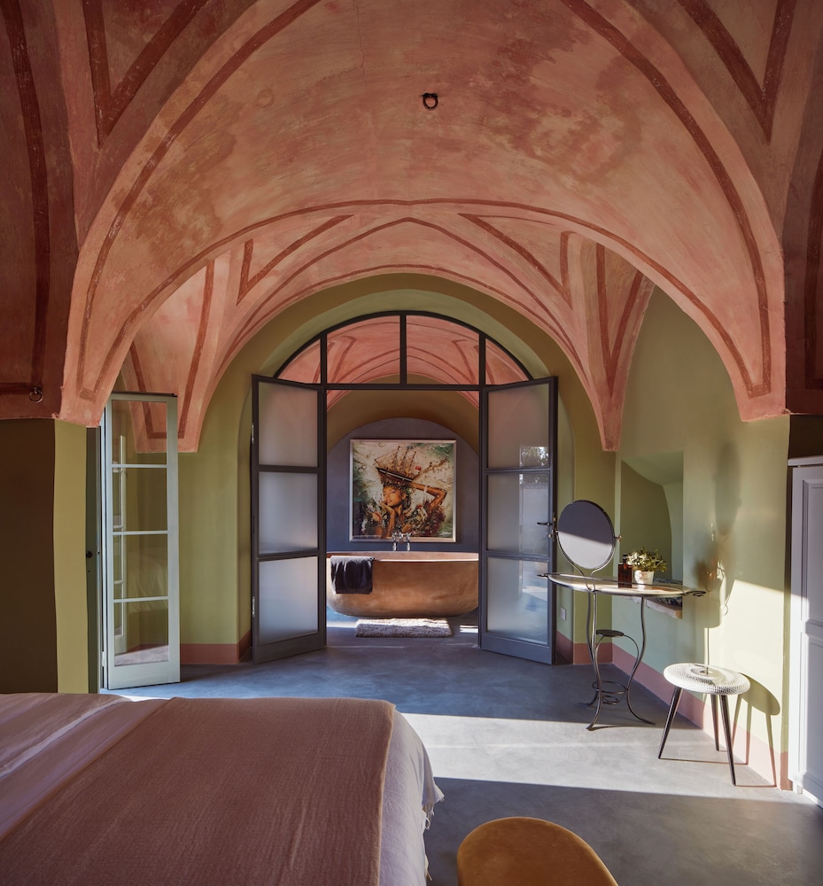 Castle Elvira Tower & Masseria — hotel in Trepuzzi