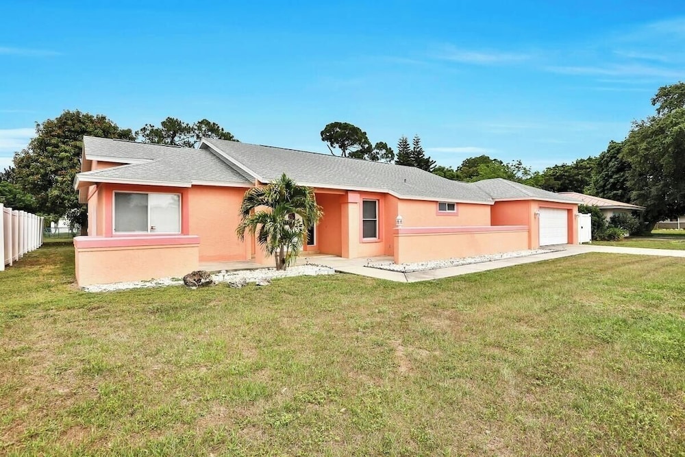 Renovated 3BR Dog Friendly Pond View W D in Sarasota, United States