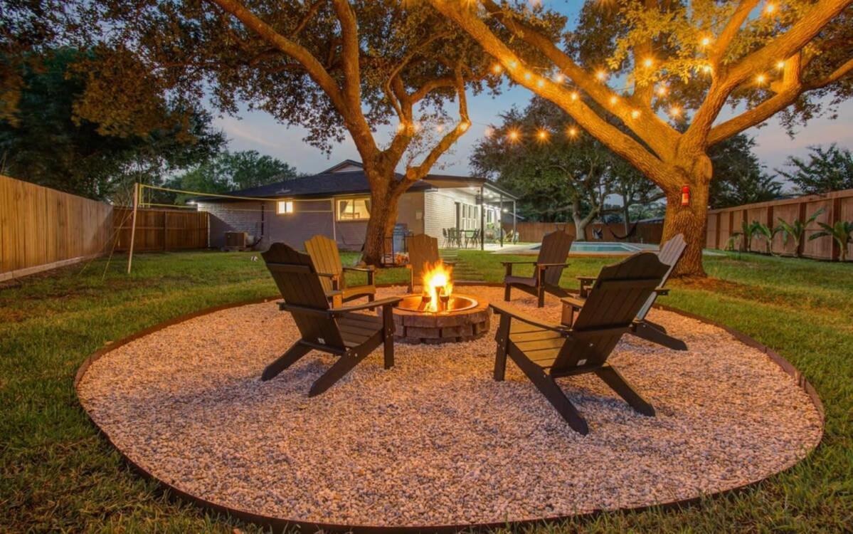Friendswood Getaway 5 Bedrooms Pool Patio — 4-Star Luxury Hotel in Friendswood, United States
