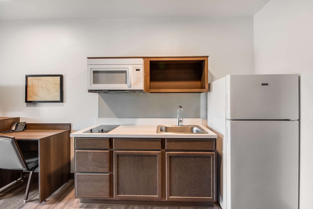 WoodSpring Suites Bakersfield Airport - photo 15