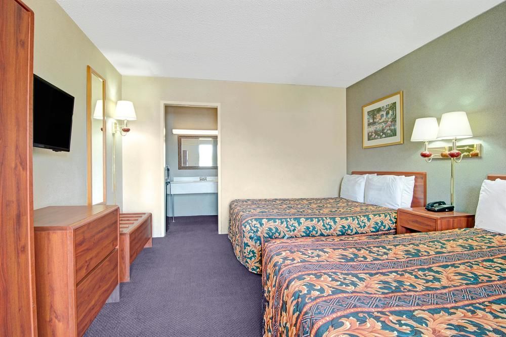 Knights Inn Wheeling - photo 9