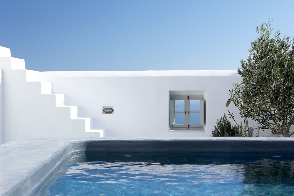 Villa Fabrica Santorini — 4-Star Luxury Hotel in Pyrgos, Greece