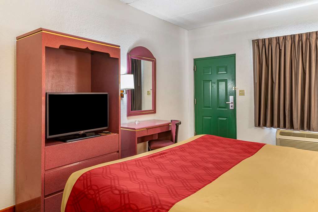 Econo Lodge Inn & Suites Albany North - photo 21