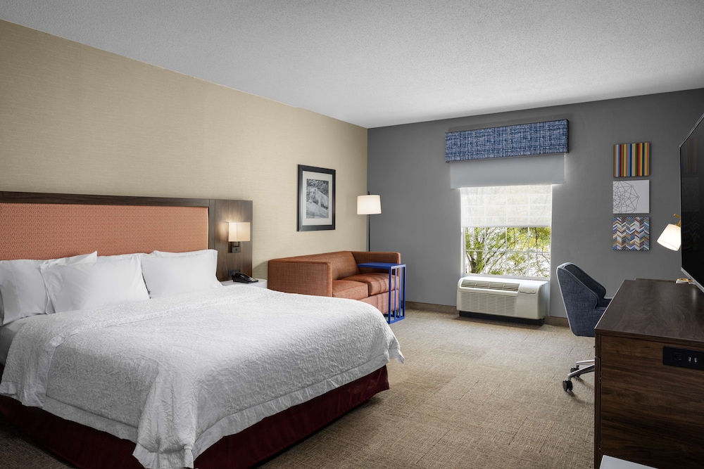 Hampton Inn & Suites State College at Williamsburg Square - photo 4