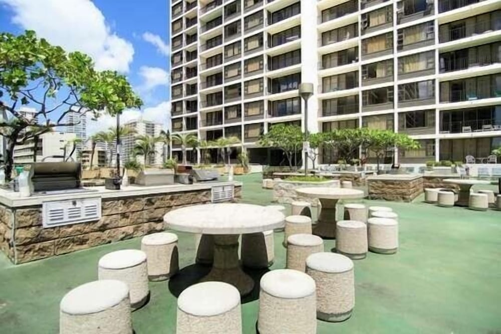 Artsy 32nd Floor Condo with Modern Furnishings & Gorgeous Ocean Views by Koko Resort Vacation Rentals - photo 33
