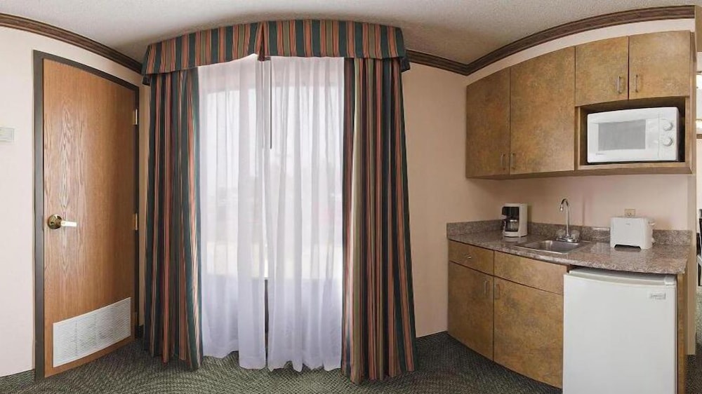 Holiday Inn Express Hotel & Suites Cleveland - photo 25